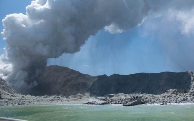 Новую Зеландию накрыло мощное извержение вулкана, погибли люди: жуткое видео