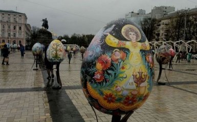 В центре Киева с пасхальной выставки украли гигантскую писанку