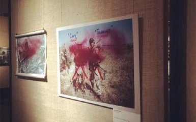 В Москве радикалы снова атаковали фотовыставку о бойцах АТО: появилось видео