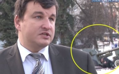 Мережу насмішило відео інтервью чиновника з Росії на фоні падаючих людей