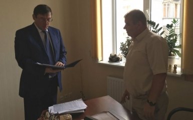 Сеть взбудоражил визит Луценко к судье с неприятным известием: опубликованы видео и фото