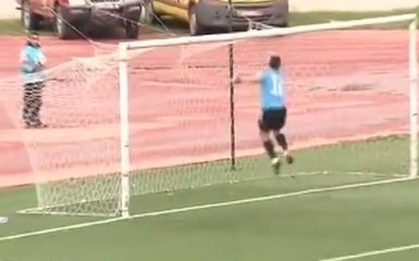Африканський голкіпер забив найсмішніший автогол в історії футболу: відео курйозу