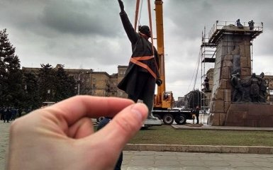 В Запорожье таки снесли Ленина: опубликованы фото и видео