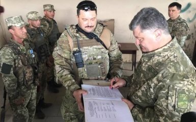 Порошенко в неожиданном месте подписал указ о демобилизации: опубликованы фото