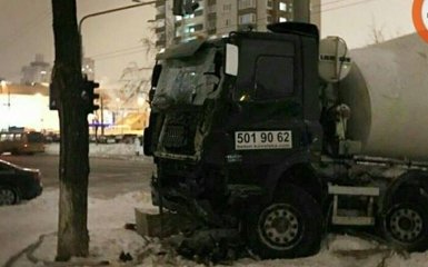 В Киеве пьяный на бетоновозе устроил масштабную аварию: появились фото