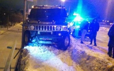 У Рівному п'яні подружки викрали Hammer і влаштували ДТП: з'явилися фото