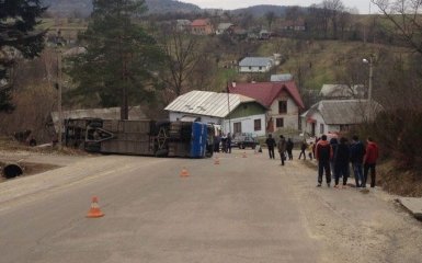 На Прикарпатье перевернулся автобус с паломниками, есть пострадавшие: появилось фото
