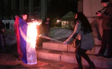 Активисты сожгли флаг РФ на факельном марше в Черкассах