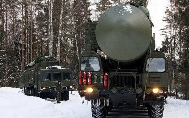 Россия стягивает мощное оружие к границам Украины: опубликовано видео