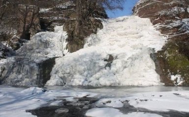 В Україні замерз найвищий водоспад: опубліковані захоплюючі фото і відео