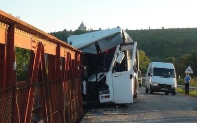 На Прикарпатті потрапив у ДТП автобус з пасажирами: фото з місця аварії