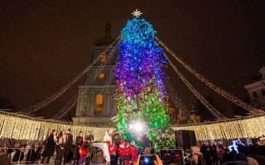 Як виглядають новорічні ялинки в різних містах України: яскраві фото