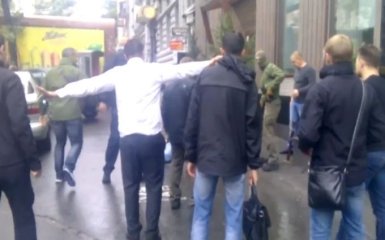 Появилось видео загадочной драки в центре Киева