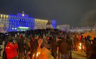 В Казахстане остановили работу банков и отменяют авиарейсы