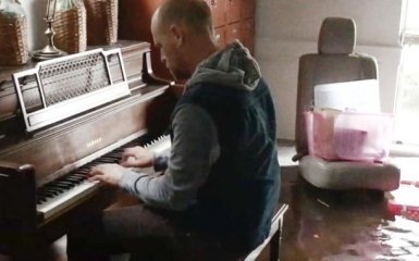 Зворушлива мелодія: чоловік зіграв на фортепіано у затопленому будинку після урагану Гарві