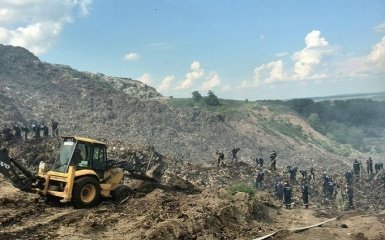 Под завалами на львовской свалке ищут уже четверых: появилось новое видео