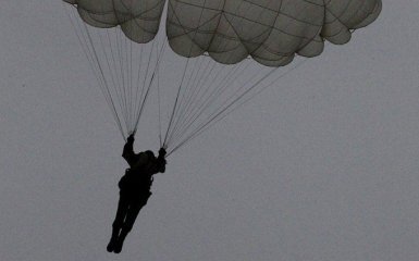 Парашютист ВМС США разбился на глазах тысяч людей: появилось видео