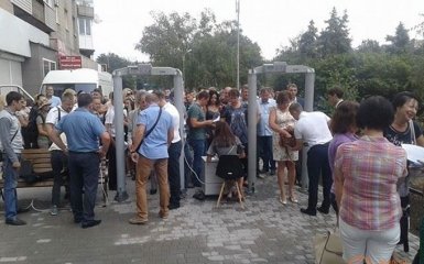 В прифронтовом Мариуполе встречают Порошенко: опубликованы фото