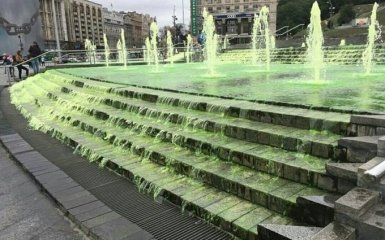 В Киеве "зеленые хулиганы" сильно поиздевались над фонтанами: появились видео