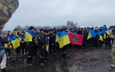 Росіяни у власних чат-ботах шантажують та знущаються над родичами українських полонених