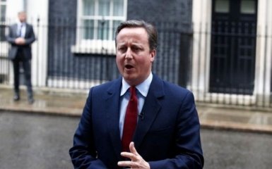 Наспівуючий під ніс британський прем'єр спантеличив соцмережі: опубліковано відео