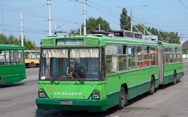В Киеве произошло ДТП с троллейбусом, есть пострадавший: появились фото