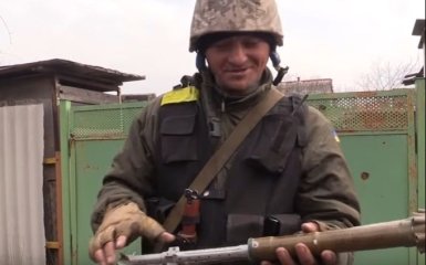 Опасные "подарки" собираем десятками: появилось новое видео с передовой АТО