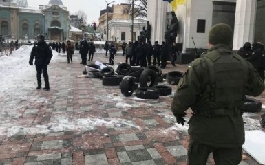 Под Радой в Киеве прошли столкновения, пострадало много копов: появилось видео