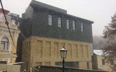 Собравшимся под скандальным театром киевлянам показали его фасад: появились фото