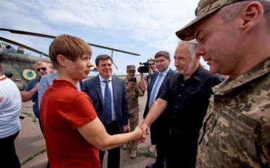 Президентка Естонії приїхала в зону бойових дій на Донбасі: опубліковані фото