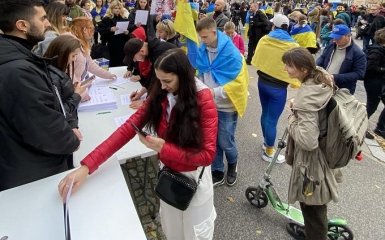 В Варшаве активисты устроили "референдум" для аннексии посольства РФ