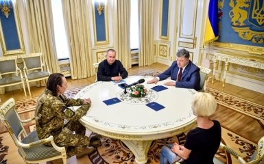 Порошенко встретился с полковником, освобожденным из плена боевиков: опубликованы фото