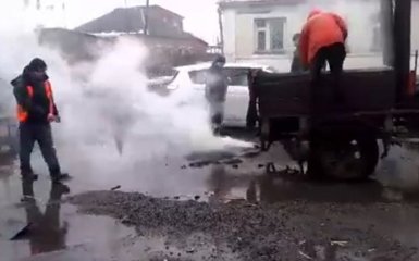 Харьковские коммунальщики повеселили укладкой асфальта в лужи: появилось видео