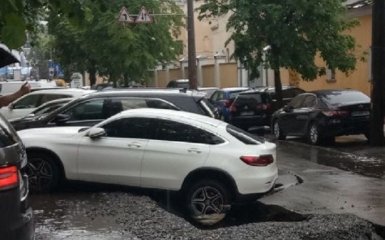 У центрі Києва на Подолі посеред дороги провалився асфальт