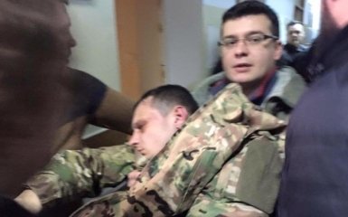 Лідер «Азова-Крим» втратив свідомість на суді: опубліковані фото і відео