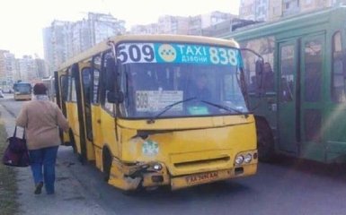У Києві в аварії з маршруткою постраждали пасажири: опубліковані фото