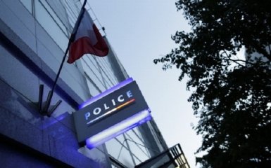 На полицейский участок в Париже напал мужчина