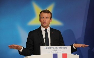 Флирт, тверк и селфи: Макрон с женой устроили дискотеку в Елисейском дворце