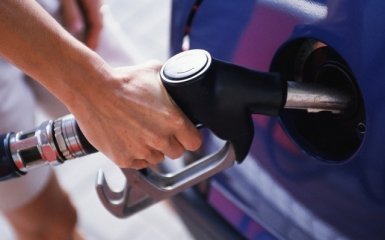 Бензин в Украине должен быть дешевле минимум на гривню - Демчишин