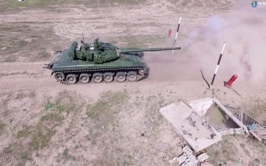 Порошенко оголосив про відправлення нових танків у зону АТО: з'явилося відео