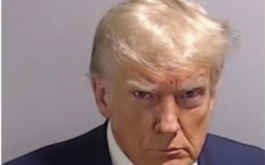 Фото арестованного в четвертый раз Трампа стало вирусным в США