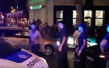 В Николаеве пьяные молодчики на Mercedes устроили дебош с дракой: появились фото и видео