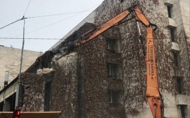 В Киеве незаконно сносят здание "Цветы Украины" — активисты блокируют демонтаж
