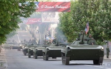 Опубліковані фото підготовки бойовиками параду до 9 травня в Донецьку