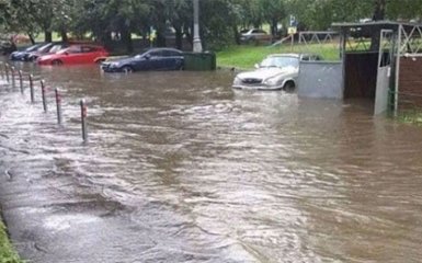 Видео и фото затопленной Москвы вызвали смех и шок в соцсетях