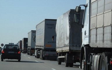 Первая колонна украинских фур едет домой