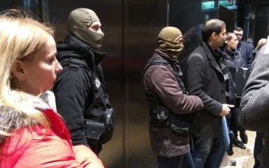 СБУ нагрянула в торговый центр, где находится офис скандального СМИ: появились фото