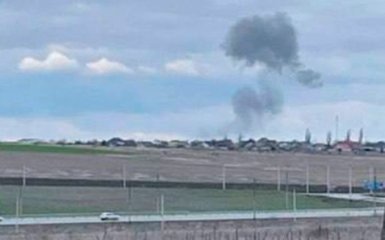 У Криму в районі аеродрому чути вибухи та видно чорний дим