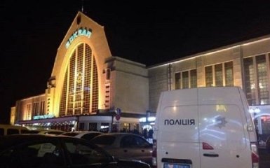 На центральному вокзалі Києва напали на держслужбовців: з'явилися фото
