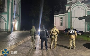 СБУ проводит обыски в 10 храмах Московского патриархата в трех областях